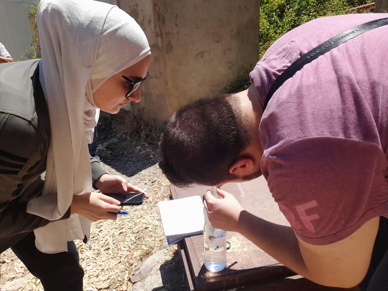 rachad et hala prélèvent l'eau